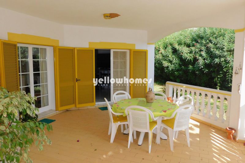 Espaçosa moradia V2 com piscina numa urbanização tranquila perto de Portimão